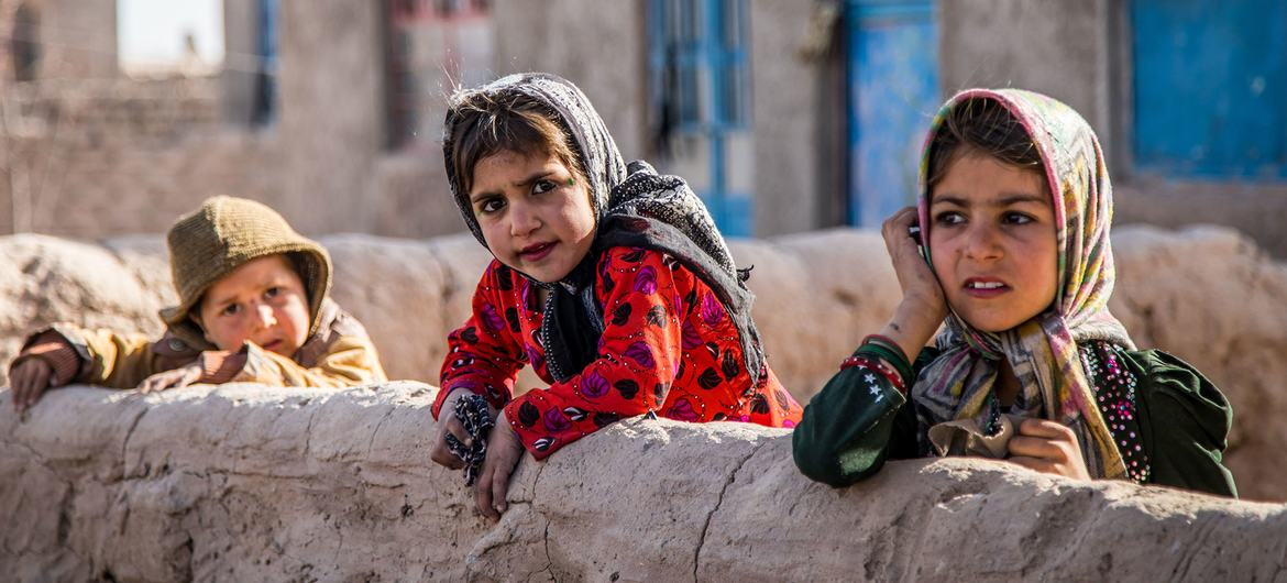 © UNDP/S. عمر سادات کودکان به دیواری در روستای شاد بره در استان هرات افغانستان نگاه می کنند.